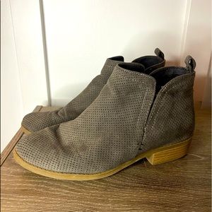 Universal Thread ankle boots, 7.5